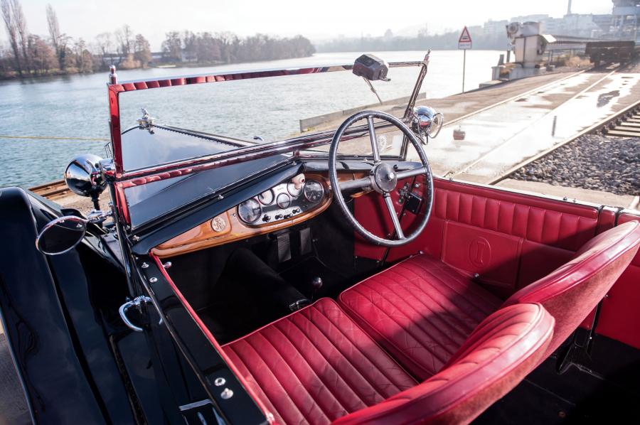 Интерьер Invicta 12/45 HP Tourer 1932 года  (фото 6 из 10)